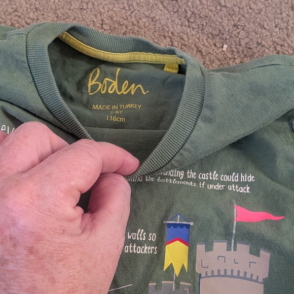 MINI Boden BOYS 5/6  Green Medieval Castle KNIGHTS Long Sleeve Tee SHIRT TOP $48 - Picture 2 of 2